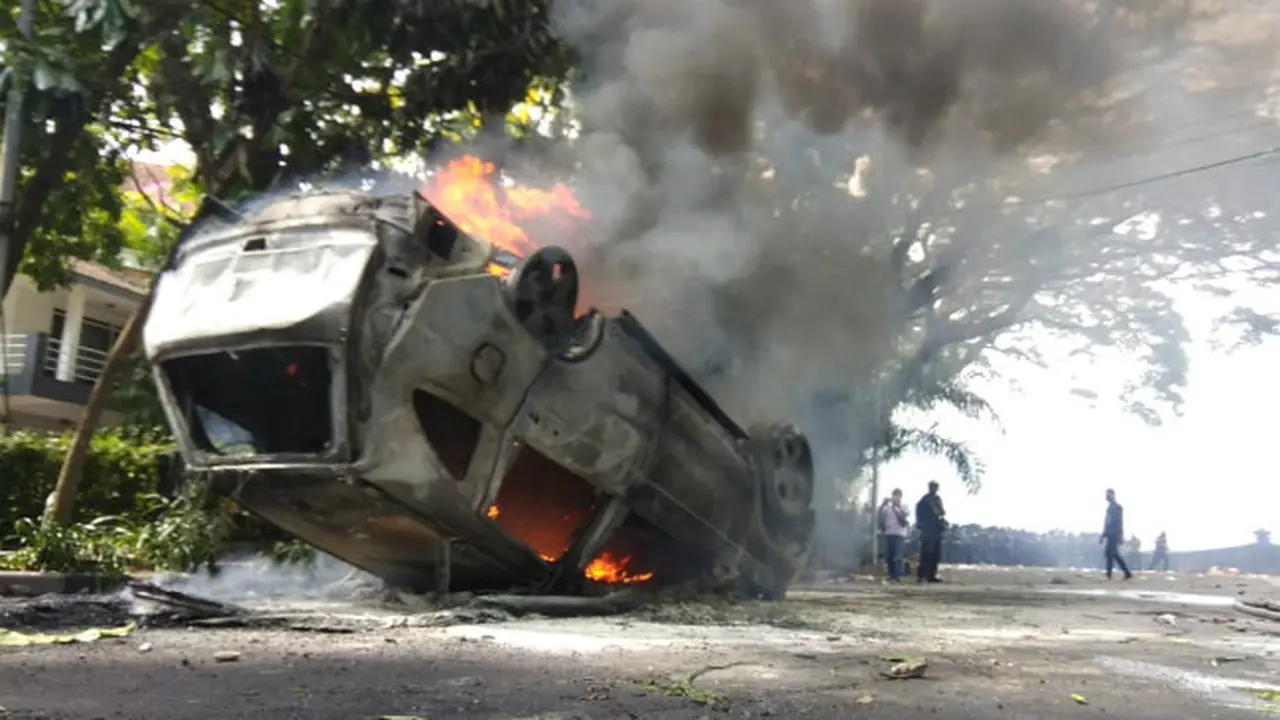Puluhan Orang Ditangkap, Belasan Kendaraan Rusak Saat Demo Tolak Omnibus Law di Malang