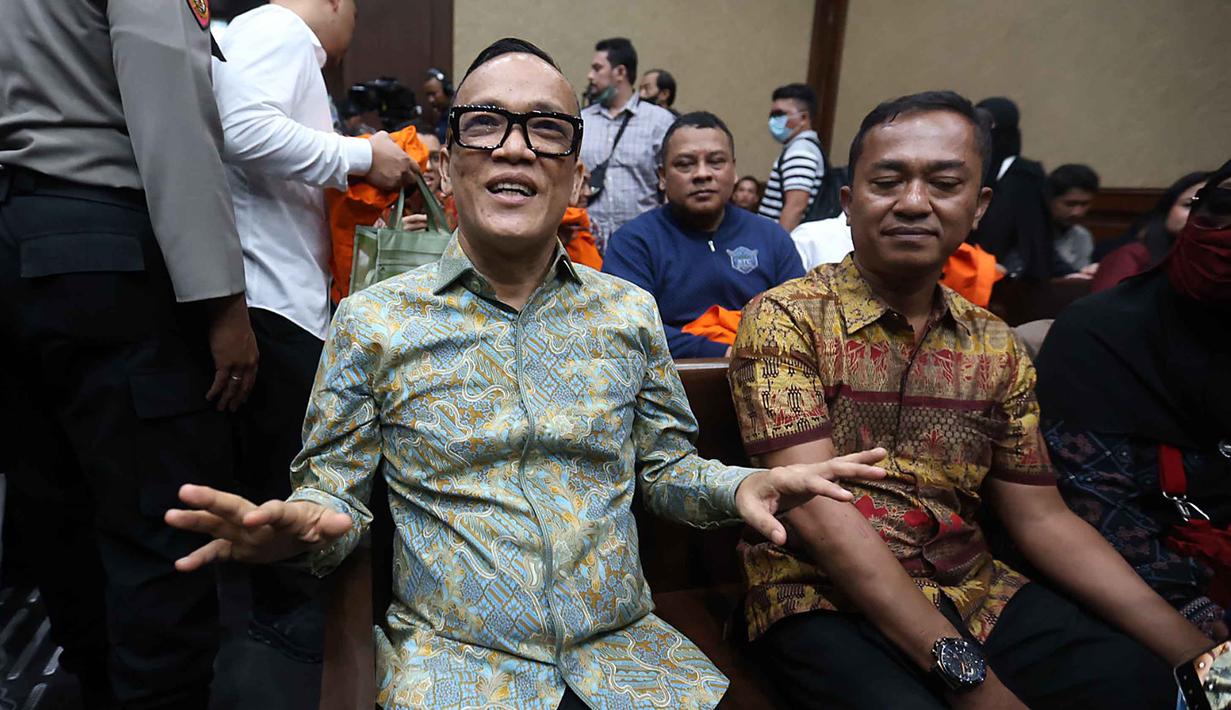 Sebelum sidang dimulai, Immanuel Ebenezer menyatakan kesiapannya bertanggung jawab atas perbuatan yang didakwakan JPU KPK. Tampak dalam foto, tersangka kasus dugaan pemerasan dalam pengurusan sertifikat K3 di Kementerian Ketenagakerjaan yang juga mantan Wakil Menteri Ketenagakerjaan (Wamenaker), Immanuel Ebenezer Gerungan (kiri) sesaat sebelum mengikuti persidangan di Pengadilan Tindak Pidana Korupsi (Tipikor) Jakarta pada Pengadilan Negeri Jakarta Pusat, Senin (19/1/2026). (Kapanlagi.com/Budy Santoso)