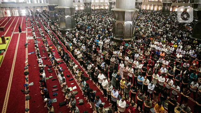FOTO: Sholat Jumat Pertama Ramadhan di Masjid Istiqlal