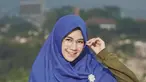 Memakai hijab berwarna biru dan baju hijau tua membuat penampilan Anisa semakin cantik dan sejuk. (Liputan6.com/IG/@anisarahma_12)
