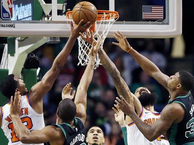 Pebasket Phoenix Suns, TJ Warren, berusaha memasukkan bola saat pertandingan melawan Boston Celtics pada laga NBA di Stadion TD Garden, Boston Minggu (3/12/2017). Boston Celtics menang 116-111 atas Phoenix Suns. (AP/Michael Dwyer)