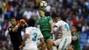 Bek Leganes, Unai Bustinza, menyundul bola saat melawan Real Madrid pada laga La Liga di Santiago Bernabeu, Sabtu (28/4/2018). Real Madrid menang 2-1 atas Leganes. (AP/Francisco Seco)