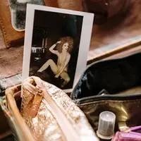 Tas makeup menjadi barang esensial yang wajib dibawa oleh perempuan. (Foto: Pexels.com/cottonbro studio)