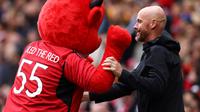 Manajer Manchester United Erik Ten Hag saat laga pramusim melawan RC Lens di stadion Old Trafford (AFP)