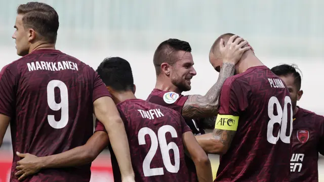 Para pemain PSM Makassar merayakan gol yang dicetak Wiljan Pluim ke gawang Lao Toyota FC pada laga Piala AFC. (Bola.com/M. Iqbal Ichsan)