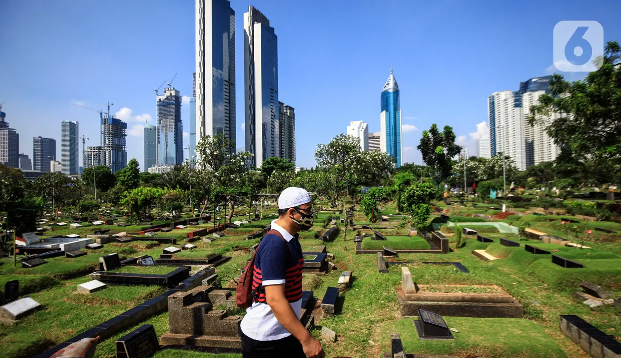 Seorang pria melintas di antara makam di TPU Karet Bivak, Jakarta, Selasa (11/5/2021). Pemprov DKI akan memberlakukan larangan ziarah kubur Idulfitri di seluruh TPU mulai 12 hingga 16 Mei untuk mencegah terjadinya penyebaran Covid-19 saat berkumpul untuk berziarah. (Liputan6.com/JohanTallo)