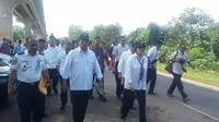 Menteri Perhubungan (Menhub) Budi Karya Sumadi dan Menteri Keuangan Sri Mulyani serta Menteri PUPR mengunjungi pembangunan LRT di Palembang, Sumatera Selatan. (Liputan6.com/Septian Deny)