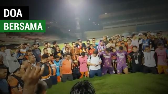 Berita video momen doa bersama skuat Perseru Serui di lapangan Stadion Mandala, Jayapura, setelah dipastikan tidak degradasi dari Liga 1.