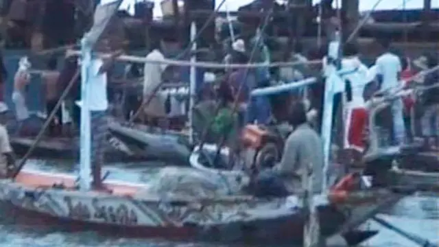 Ratusan Nelayan Usir Kapal Penambang Pasir