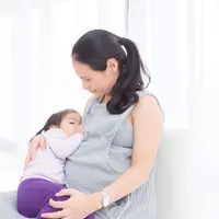 Menyusui memberikan nutrisi terbaik untuk anak/copyright: shutterstock