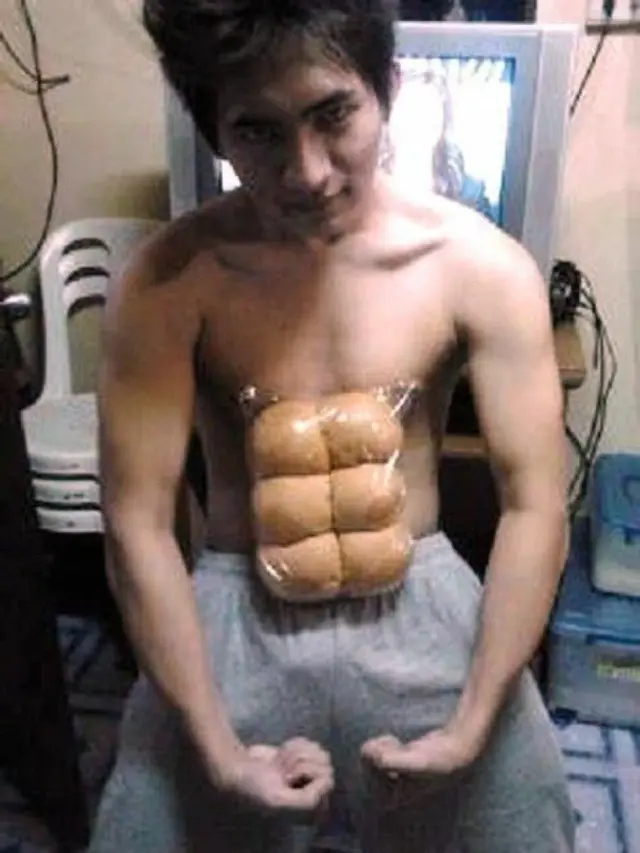 6 Kelakuan Orang Tempel Makanan di Perutnya Agar Six Pack Ini Kocak