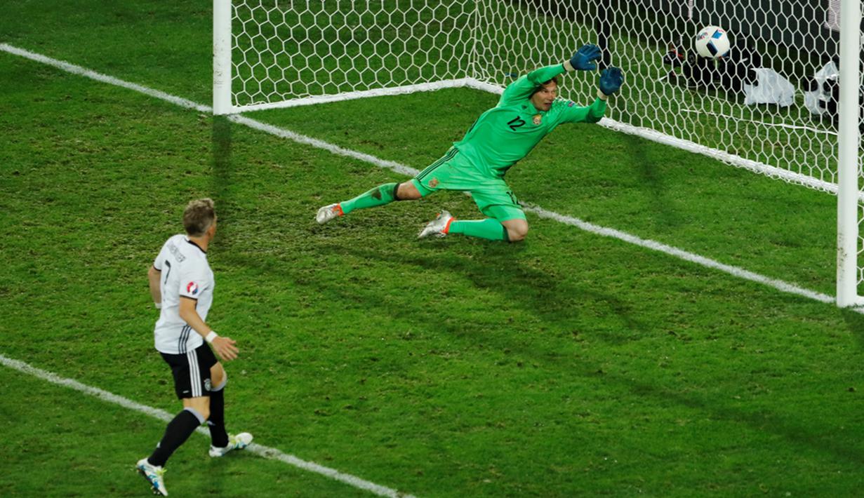 Pemain Jerman, Bastian Schweinsteiger, menaklukkan kiper Ukraina, Andriy Pyatov, saat mencetak gol kedua Jerman pada laga Grup C Piala Eropa 2016 di Stade Pierre-Mauroy, Senin (13/6/2016) dini hari WIB. (Reuters/Benoit Tessier)