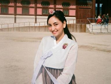 Perempuan kelahiran 14 Februari 1997 terlihat begitu anggun saat memakai hanbok, pakaian tradisional Korea. Pakaian tersebut ia pakai saat liburan di Korea Selatan. Gaya anggunya ini menuai pujian dari netizen. (Liputan6.com/IG/@valtifanka)