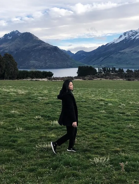 Pegunungan bersalju tak ketinggalan jadi destinasi Alyssa saat liburan. Tak ketinggalan ia kerap mengajak sang suami, Prayogo Yoedo Prawiro ikut berlibur dengan nuansa musim dingin negeri seberang. (Liputan6.com/IG/@dollyssa).