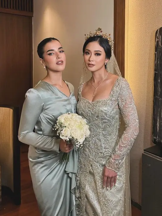 Tasya melengkapi penampilannya dengan anting-anting dan kalung berliontin minimalis tidak berlebihan.  [@tasyafarasya]