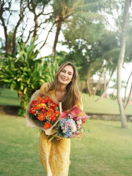 Dalam kesempatan tersebut, Luna tampil stunning mengenakan maxi dress berwarna kuning dengan kerah v-neck dan motif plaid. (Instagram/lunamaya).