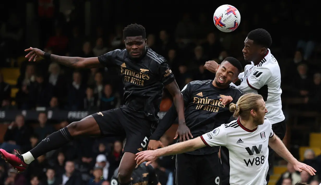 Pemain Arsenal Gabriel Jesus (ketiga kanan) menyundul bola saat melawan Fulham pada pertandingan sepak bola Liga Inggris di Stadion Craven Cottage, London, 12 Maret 2023. Arsenal mengalahkan Fulham dengan skor 3-0. (AP Photo/Ian Walton)
