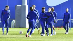 Bek Barcelona Alejandro Balde (tengah) dan gelandang Spanyol Gavi (ketiga kanan) menghadiri sesi latihan pada malam semifinal Copa del Rey di tempat latihan Joan Gamper di Sant Joan Despi, Rabu (1/3/2023). Barcelona akan menyambangi markas Real Madrid dalam laga leg pertama semifinal Copa del Rey 2022-2023 di Santiago Bernabeu, Jumat, 3 Maret dini hari WIB. (Pau BARRENA / AFP)