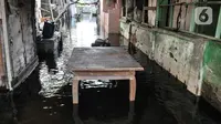 Kondisi banjir yang merendam Gang Cue, Jalan Ir Juanda, Bekasi Timur, Jawa Barat, Selasa (7/3/2023). Banjir menyebabkan banyak bangunan rusak. (merdeka.com/Iqbal S. Nugroho)