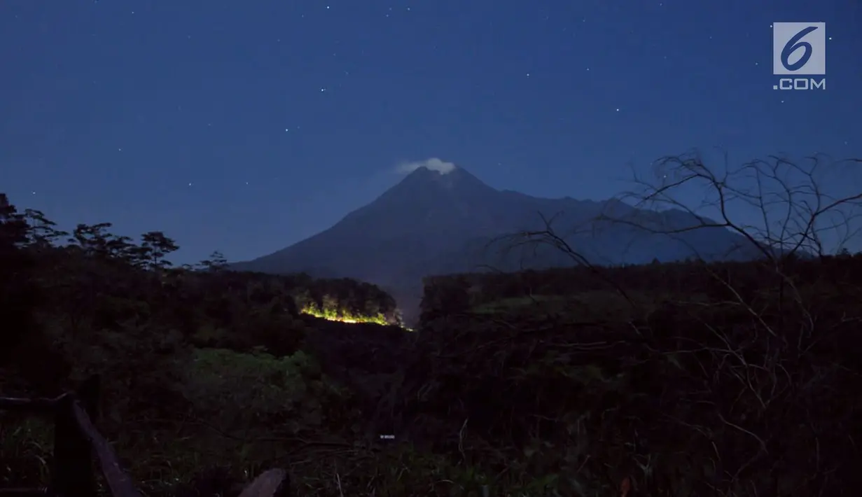 Pemandangan saat Gunung Merapi mengeluarkan asap terlihat dari Kaliadem, Sleman, DIY, Minggu (24/2). BPPTKG juga mengimbau agar radius 3 Km dari puncak Gunung Merapi untuk dikosongkan dari aktivitas penduduk. (Liputan6.com/Gholib)