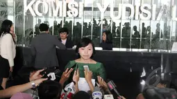 Kepala Bidang Pembelaan Hak Sipil dan HAM Kontras, Putri Kanesia meminta kepada Komisi Yudisial melakukan penyelidikan terhadap vonis mati yang menimpa remaja berusia 16 tahun, Yusman Telaumbanua, Jakarta, Kamis (19/3/2015).(Liputan6.com/Helmi Afandi)