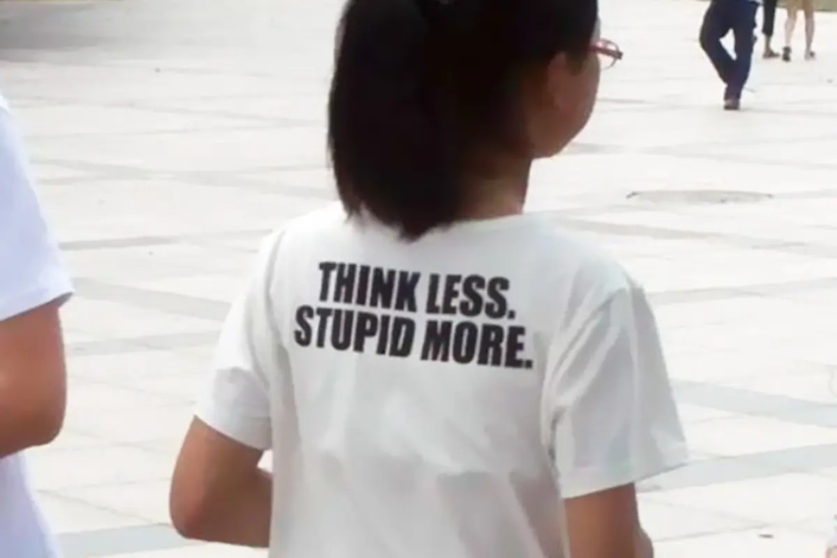 10 Tulisan Nyeleneh di Kaos Ini Sukses Bikin Kamu Gagal Paham