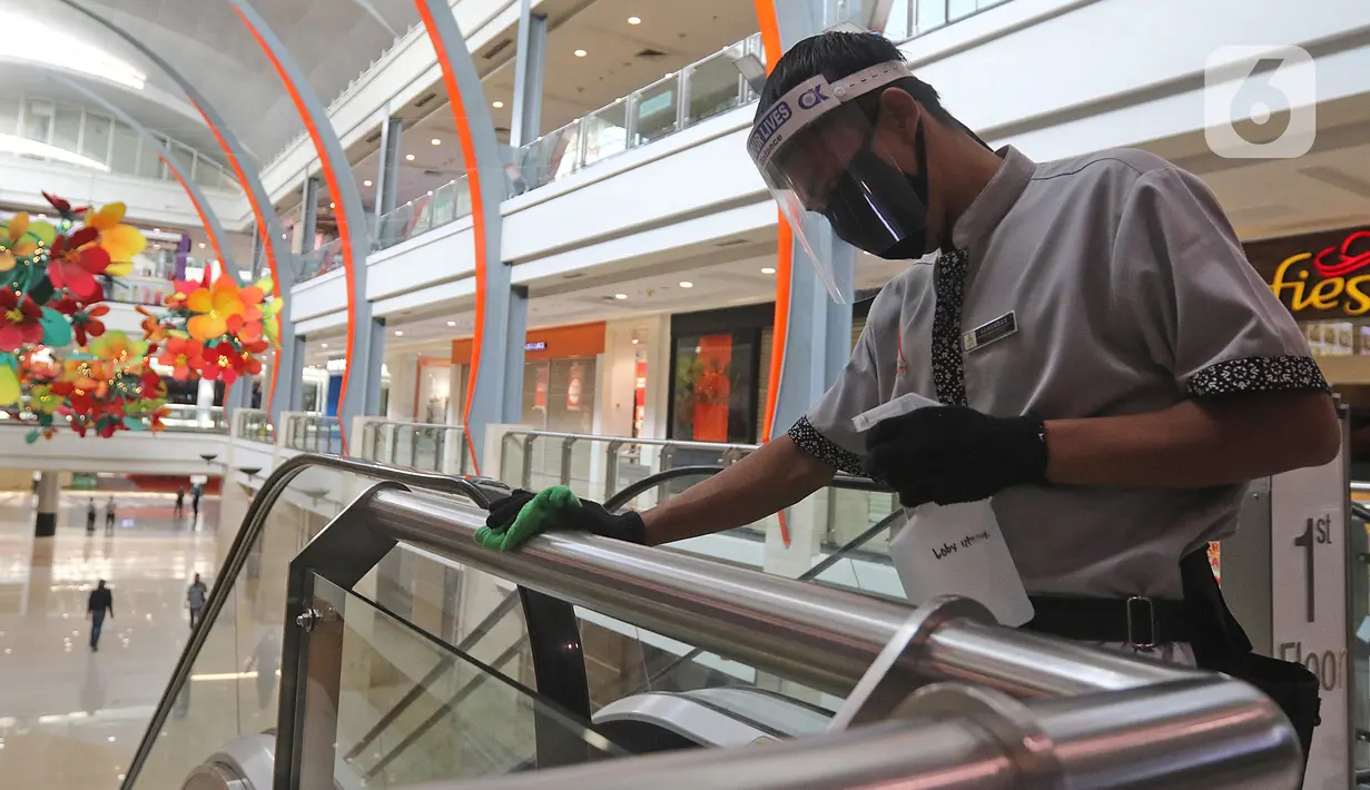 Pekerja membersihkan tiang di Mall Margo City, Depok, Jawa Barat, Selasa (9/6/2020). Pusat perbelanjaan atau mal di Kota Depok akan mulai dibuka pada 16 Juni 2020 dengan menerapkan sejumlah aturan protokol kesehatan yang ketat. (Liputan6.com/Herman Zakharia)
