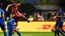 Gelandang Shanghai SIPG, Oscar saat menendang bola ke arah pemain Guangzhou R&F pada pertandingan Liga Super China di Guangzhou, Guangdong, China, (18/6). Akibat pertandingan ini, satu pemain dari kedua tim terkena kartu merah. (AFP Photo/Str/China Out)