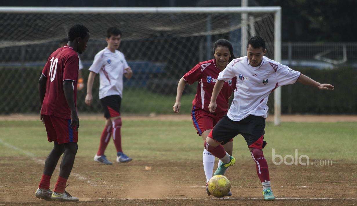 Para pemain terbaik pada turnamen Football For Peace melakukan laga eksebisi. (Bola.com/Vitalis Yogi Trisna)