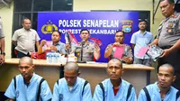 Komplotan pencurian spesialis rumah kosong dan penadah barang curian yang ditangkap Polsek Senapelan. (Liputan6.com/M Syukur)