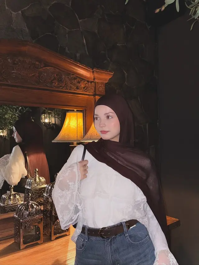 6 Potret Gaya Fashion Hijab Tugba Kiara, Aksesori Anting Bikin Look Stand Out