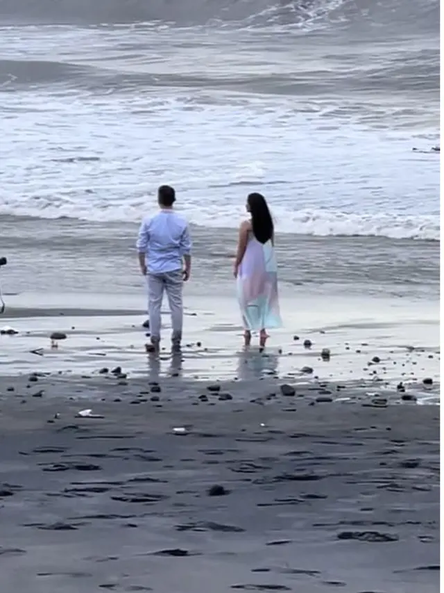 Momen 7 Pasang Kekasih Foto Prewed dalam Satu Pantai, Bikin Jomblo Menghela Napas