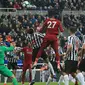 Striker Liverpool, Divock Origi, bersiap melakukan sundulan saat melawan Newcastle pada laga Premier League di Stadion St James Park, Newcastle, Sabtu (5/5). Newcastle kalah 2-3 dari Liverpool. (AFP/Lindsey Parnaby)