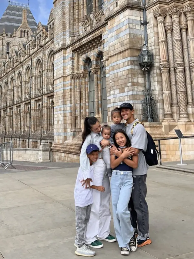 Gaya Liburan Jennifer dan Irfan Bachdim bersama keempat anaknya (Foto: Instagram/jenniferbachdim)