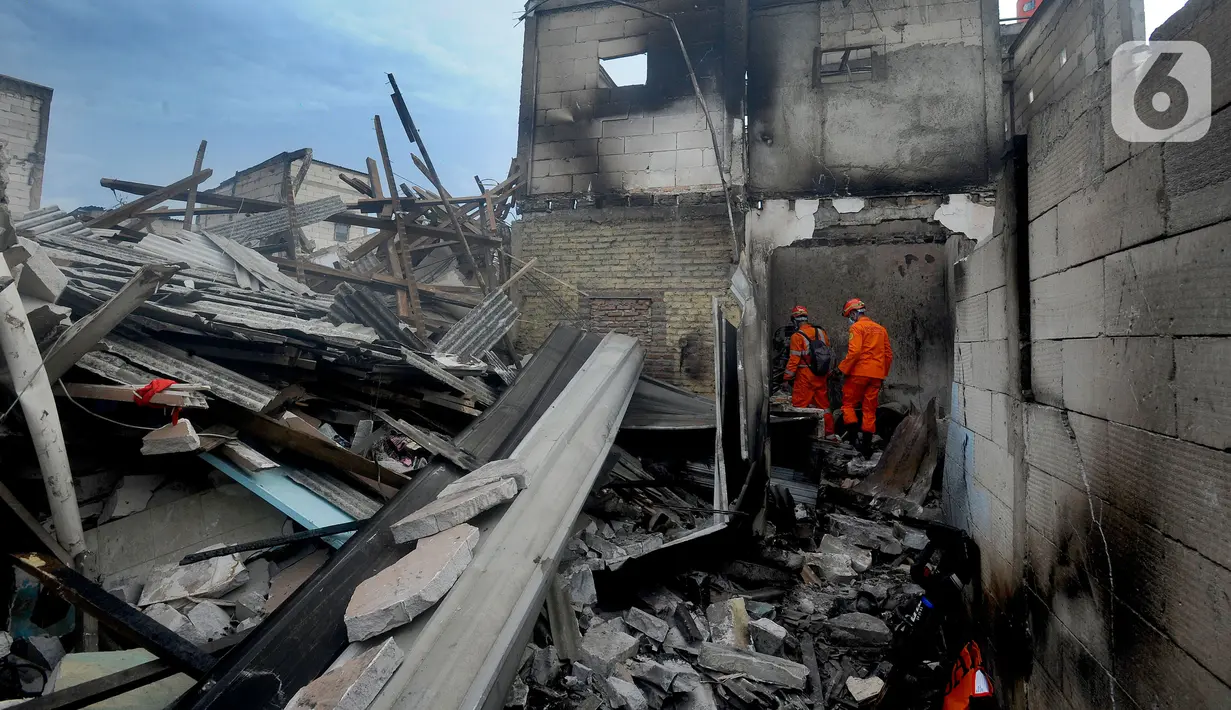 Petugas Basarnas menyisir lokasi rumah warga yang hancur akibat kebakaran hebat Depo Pertamina Plumpang, Koja, Jakarta Utara, Sabtu (4/3/2023) pagi. Badan Penanggulangan Bencana Daerah (BPBD) DKI Jakarta melaporkan, sebanyak 1.085 orang mengungsi akibat kebakaran Depo Pertamina Plumpang. (merdeka.com/Arie Basuki)
