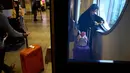 Lebih dari 1.000 penumpang menghabiskan malam di Bandara Schiphol, Amsterdam, Belanda, karena ratusan penerbangan dibatalkan pada Rabu 7 Januari 2026. Tampak dalam foto, para pelancong yang terlantar menunggu di bandara Schiphol di Amsterdam, Belanda, Rabu 7 Januari 2026. (AP Photo/Peter Dejong)