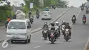 Sejumlah pemudik mengendarai kendaraannya di jalur Cikampek, Jawa Barat, Minggu (3/7). H-3 jelang Lebaran jalur Cikampek menuju Cirebon terlihat sepi. (Liputan6.com/Gempur M Surya)