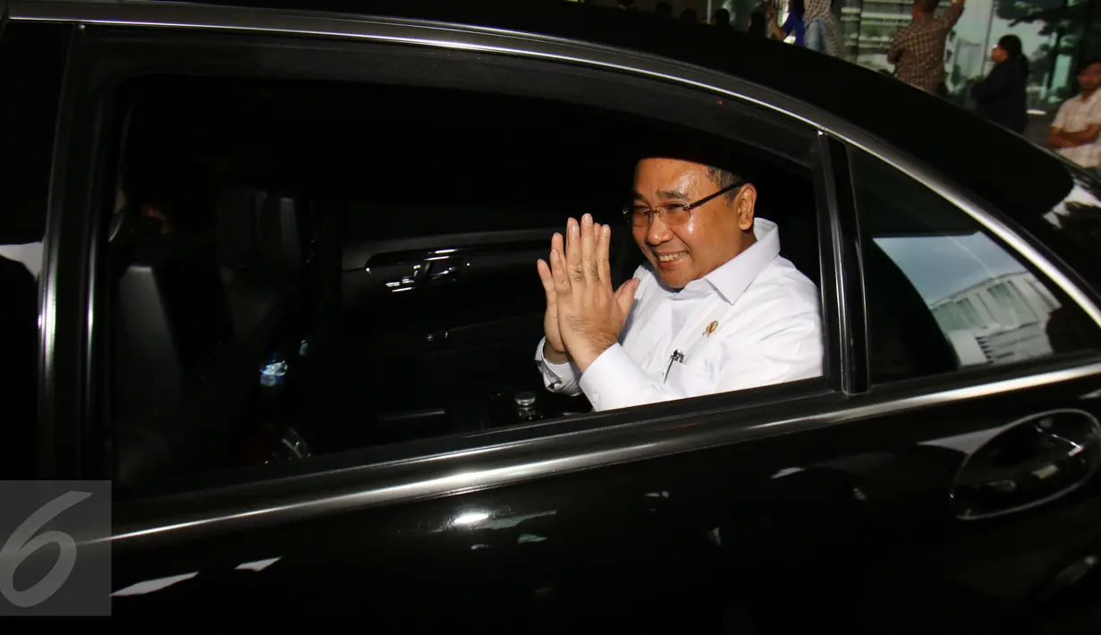Menteri Desa PDT dan Transmigrasi Eko Putro Sandjojo menyapa awak media usai melakukan pertemuan dengan KPK, Jakarta, Rabu (1/2). Pertemuan tersebut membahas soal anggaran dana desa untuk mencegah dari penyimpangan korupsi. (Liputan6.com/Helmi Afandi)