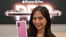 Pencinta produk Apple menyambut antusias peluncuran sekaligus penjualan iPhone 16 series di Indonesia. (BAY ISMOYO/AFP)