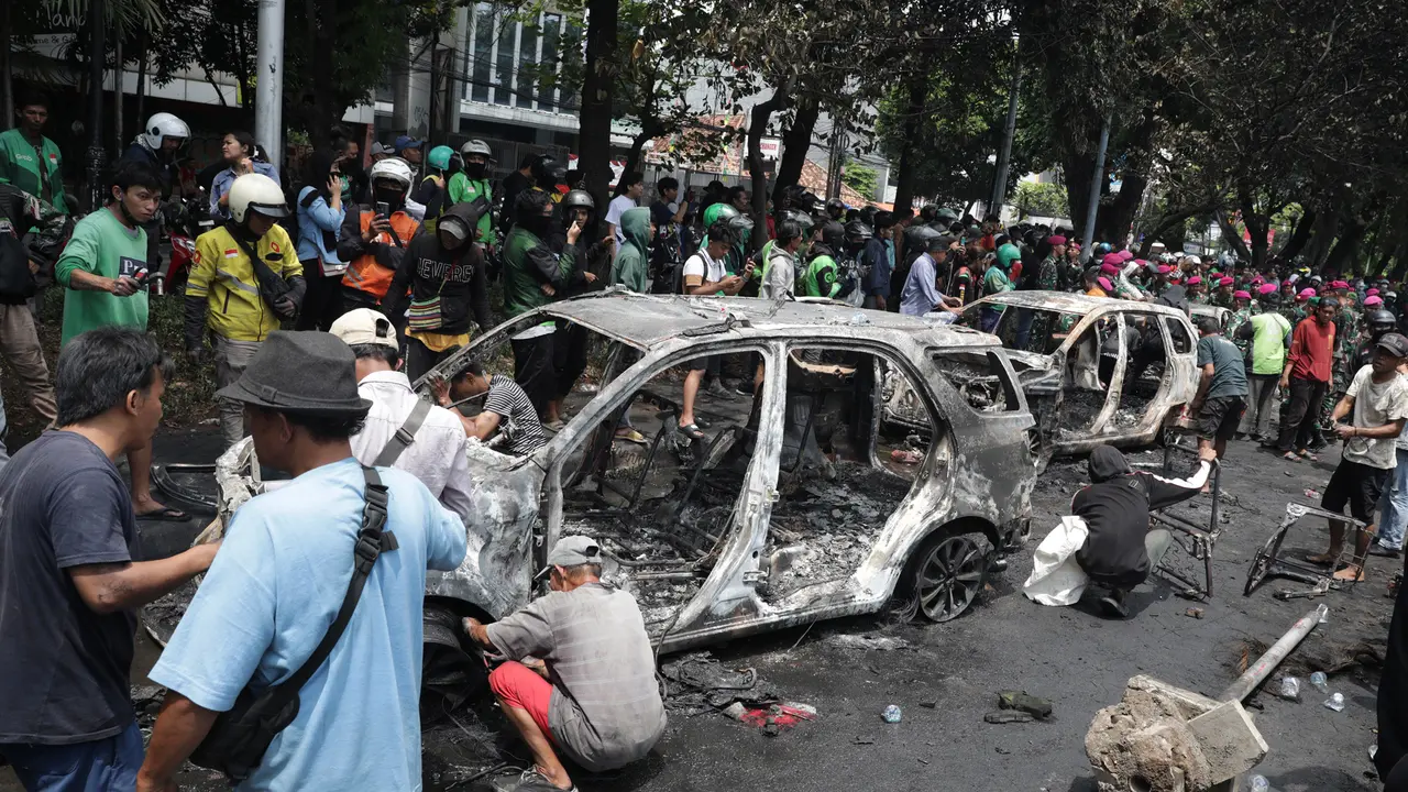 Warga Kerumuni Sisa Mobil yang Dibakar Massa di Depan Mako Brimob di Kwitang Pasar Senen