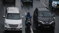 Sejumlah kendaraan melintas saat hujan di Bundaran HI, Jakarta, Jumat (18/2/2022). BMKG mengungkapkan potensi curah hujan meningkat dan cuaca ekstrem sepanjang 17-23 Februari 2022. Sejumlah wilayah diminta waspada dampak yang terjadi dari cuaca buruk. (Liputan6.com/Faizal Fanani)