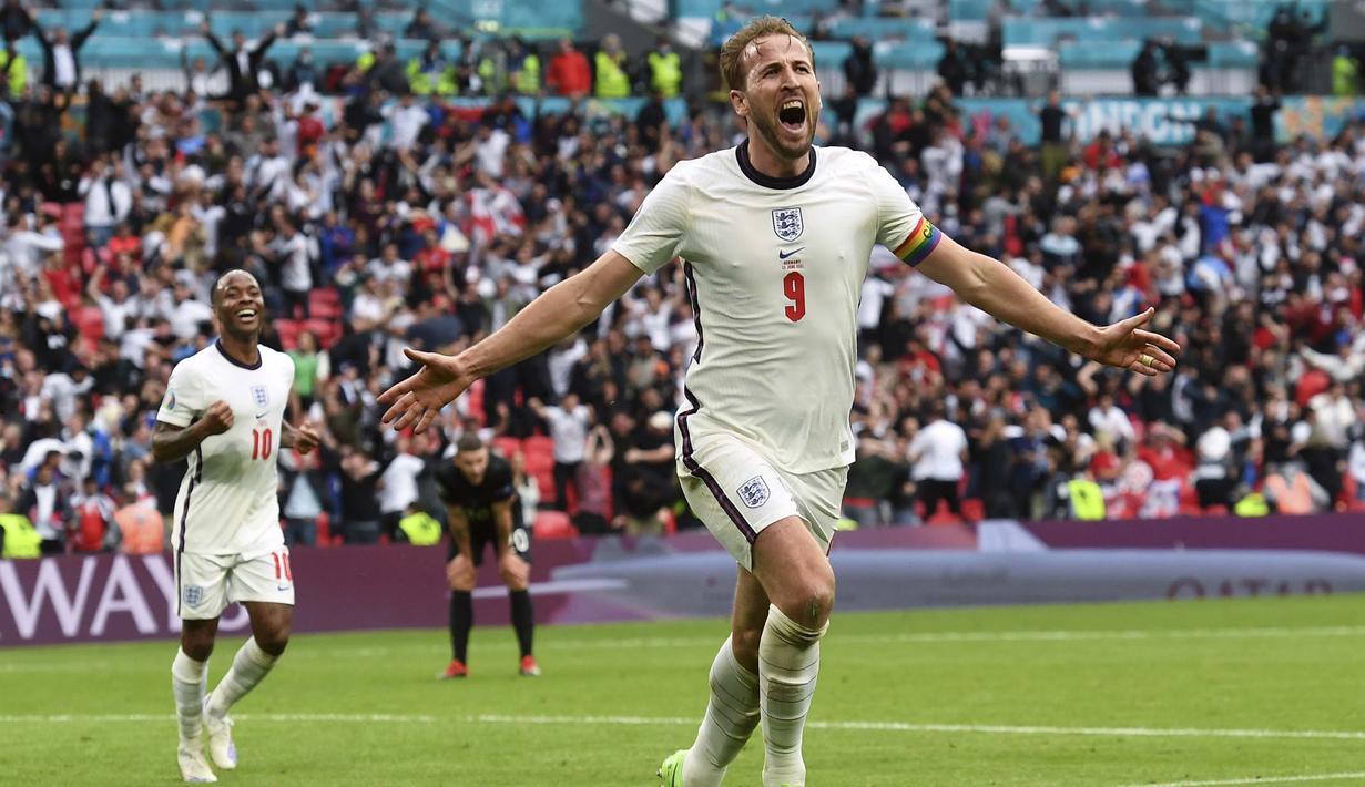 Pertandingan berjalan sengit dan seimbang. Inggris baru mencetak gol pertama di menit ke-75 lewat aksi Raheem Sterling dan Harry Kane menggandakannya di menit ke-86. Hasil ini mengantar Inggris ke babak perempat final. (Foto: AP/Pool/Andy Rain)