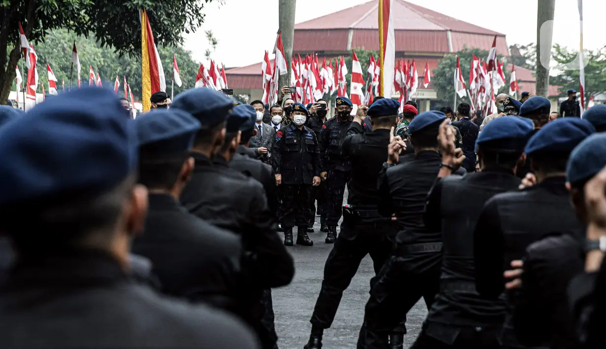 Menteri Pertahanan Prabowo Subianto (tengah) didampingi Dankorbrimob Polri Irjen Pol Anang Revandoko tiba di Mako Brimob, Depok, Jawa Barat, Jumat (12/11/2021). Kehadiran Prabowo untuk menerima penganugerahan Warga Kehormatan Utama pada HUT ke-76 Brimob. (Liputan6.com/Faizal Fanani)