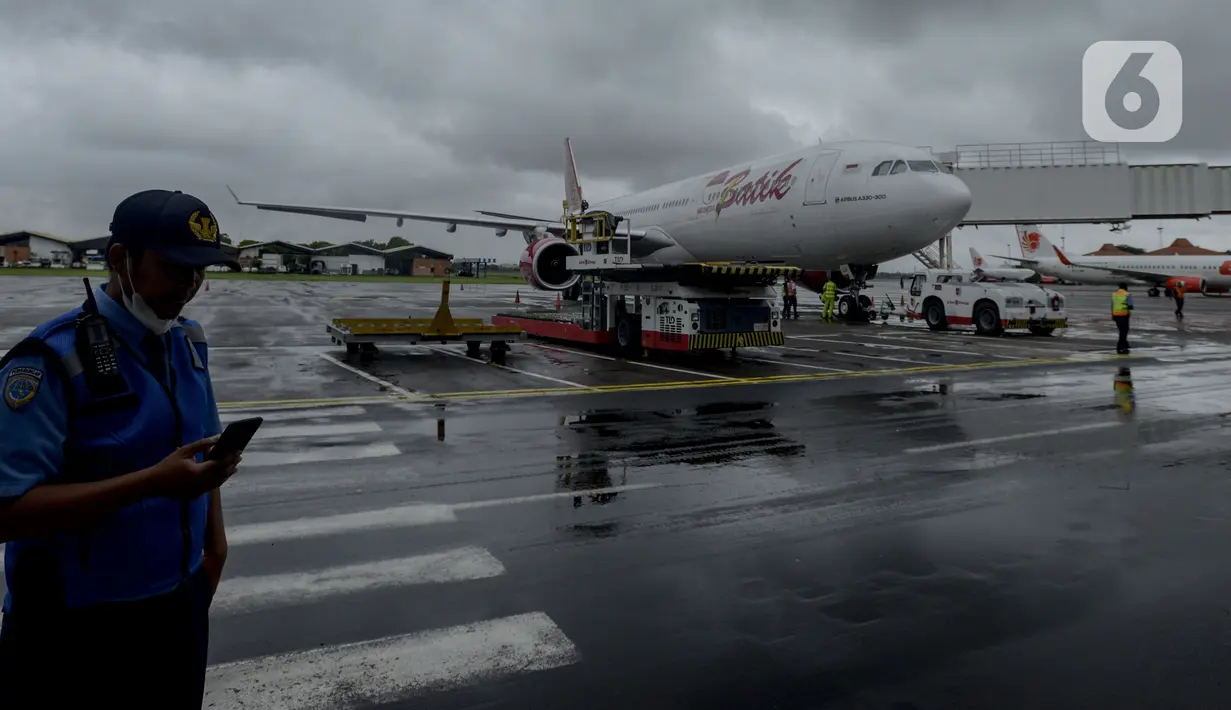 Pesawat Batik Air Airbus 330-300CEO bersiap untuk diberangkatkan ke Wuhan dari Terminal 1 H Bandara Soekarno Hatta, Tangerang, Banten, Sabtu (1/2/2020). Sebanyak 250 WNI di Hubei yang tersebar di tujuh lokasi termasuk di Wuhan akan dijemput oleh sejumlah tenaga medis dari Indonesia. (merdeka.com/Ima
