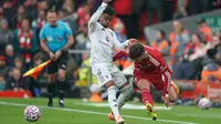 Pemain Liverpool, Milos Kerkez&nbsp;(kanan), berebut bola dengan pemain Manchester United, Amad Diallo, dalam pertandingan Liga Inggris antara Liverpool dan Manchester United di Liverpool, Inggris, Minggu, 19 Oktober 2025. (AP Photo/Ian Hodgson)