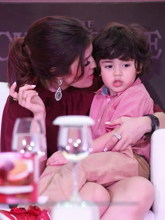 "Seperti halnya musik, dia suka lagu-lagu The Beatles, kebetulan ayahnya suka The Beatles jadi Q memang sering dengar," kata Carissa Putri di salah satu acara di kawasan Menteng, Jakarta Pusat, Kamis (30/3/2017). (Adrian Putra/Bintang.com)