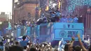 <p>Manchester City menggelar parade keberhasilan mereka memenangkan treble winners musim ini. Suasana Kota Manchester menjadi penuh dengan warna biru langit. (AP Photo/Jon Super)</p>