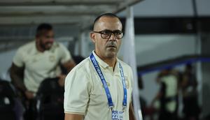 Pelatih Borneo FC Samarinda, Fabio Lefundes saat mendampingi tim asuhannya bertandang ke markas Dewa United, Indomilk Arena, Tangerang dalam laga pekan ke-22 BRI Super League 2025/2026, Minggu (22/2/2026). (Bola.com/Muhammad Iqbal Ichsan)