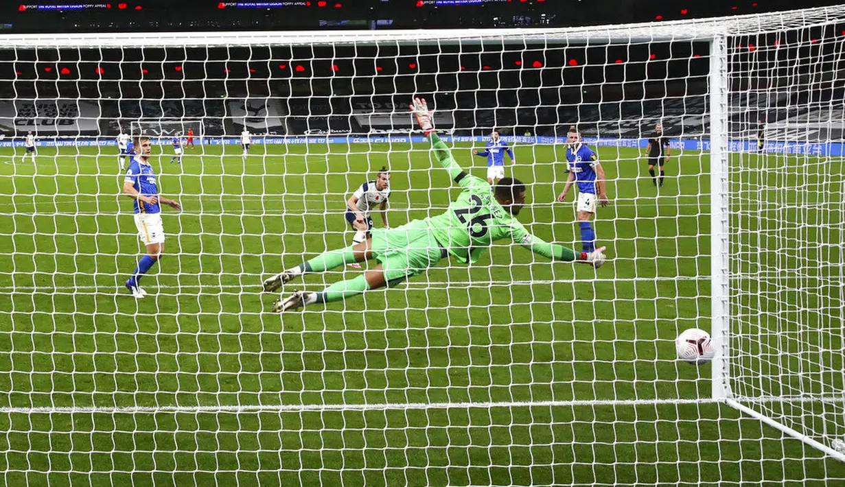 Penyerang Tottenham Hotspur, Gareth Bale, mencetak gol ke gawang Brighton & Hove Albion pada laga Liga Inggris di London, Minggu (1/11/2020). Tottenham menang dengan skor 2-1. (Julian Finney/Pool via AP)