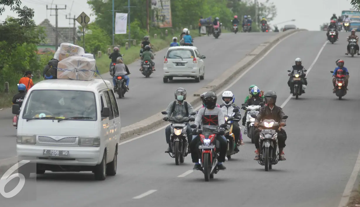 Sejumlah pemudik mengendarai kendaraannya di jalur Cikampek, Jawa Barat, Minggu (3/7). H-3 jelang Lebaran jalur Cikampek menuju Cirebon terlihat sepi. (Liputan6.com/Gempur M Surya)